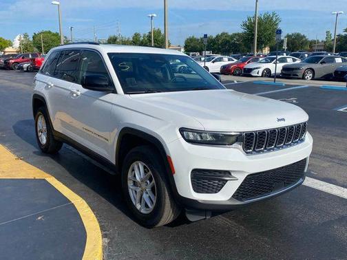 Bright White Clearcoat 2023 Jeep Grand Cherokee Laredo
