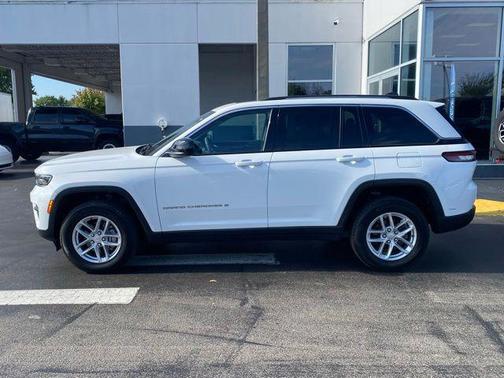 Bright White Clearcoat 2023 Jeep Grand Cherokee Laredo