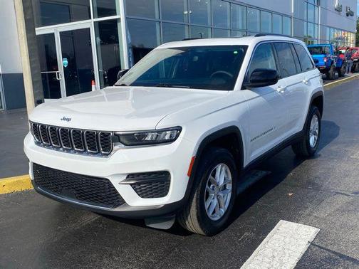 Bright White Clearcoat 2023 Jeep Grand Cherokee Laredo