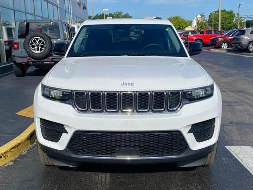 Bright White Clearcoat 2023 Jeep Grand Cherokee Laredo