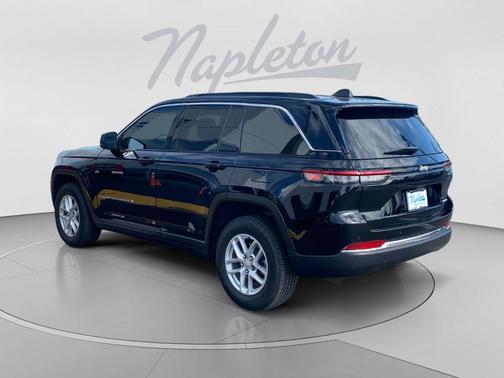 Diamond Black Crystal Pearlcoat 2025 Jeep Grand Cherokee Laredo