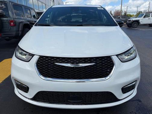 Bright White Clearcoat 2026 Chrysler Pacifica L