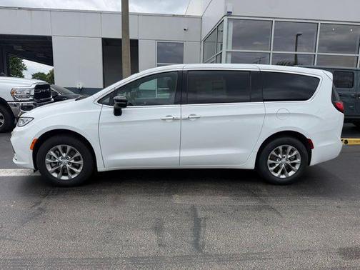 Bright White Clearcoat 2026 Chrysler Pacifica L