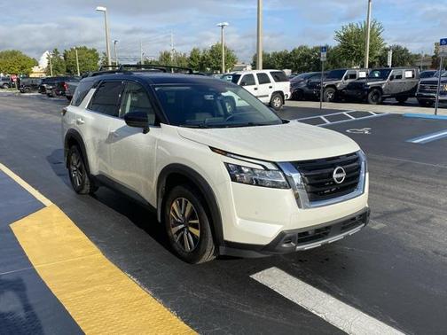 2024 Nissan Pathfinder SL FWD