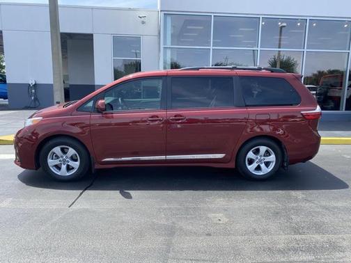 2019 Toyota Sienna LE
