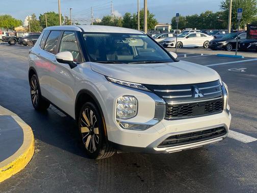 White Diamond 2025 Mitsubishi Outlander SE 2.5 2WD