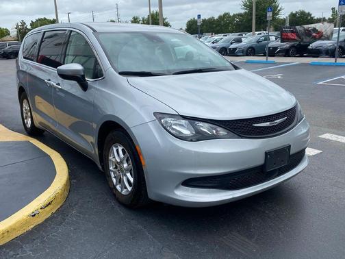 Silver Mist Clearcoat 2023 Chrysler Voyager LX