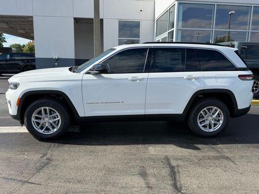 Bright White Clearcoat 2026 Jeep Grand Cherokee Altitude