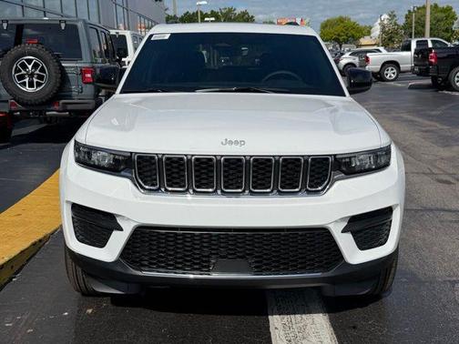 Bright White Clearcoat 2026 Jeep Grand Cherokee Altitude