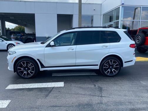 White Metallic 2022 BMW X7 xDrive40i