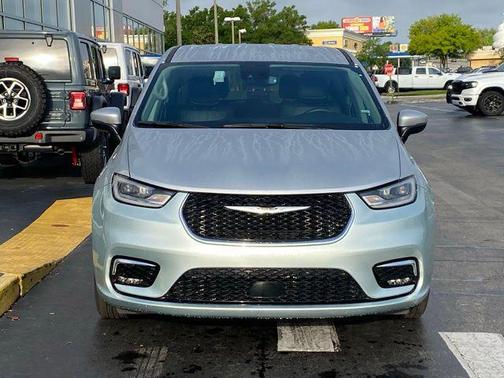 Silver Mist Clearcoat 2023 Chrysler Pacifica Touring L