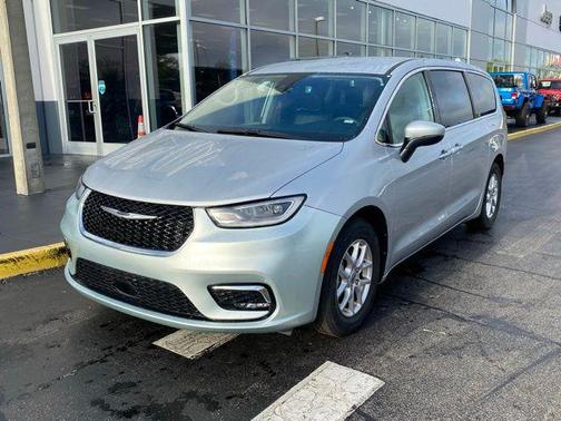 Silver Mist Clearcoat 2023 Chrysler Pacifica Touring L