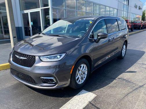 Granite Crystal Metallic Clearcoat 2023 Chrysler Pacifica Touring L