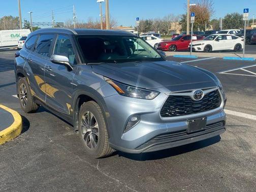 Moon Dust 2023 Toyota Highlander XLE