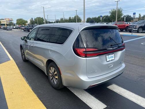 2024 Chrysler Pacifica Hybrid Select