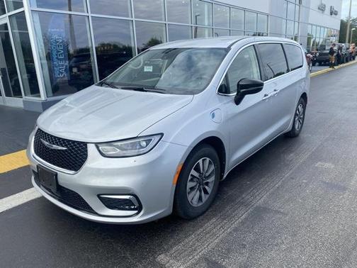 2024 Chrysler Pacifica Hybrid Select