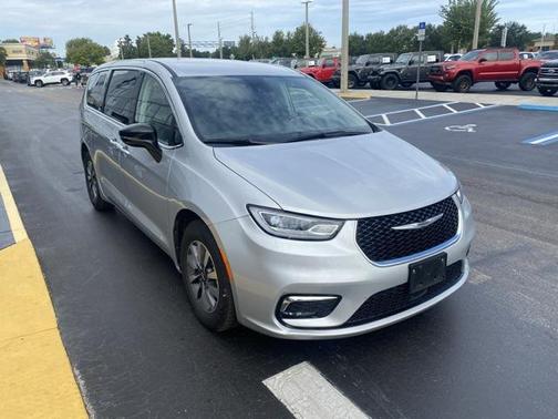 2024 Chrysler Pacifica Hybrid Select