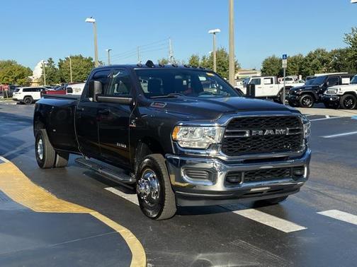 2022 RAM 3500 Tradesman Crew Cab 4x4 8' Box