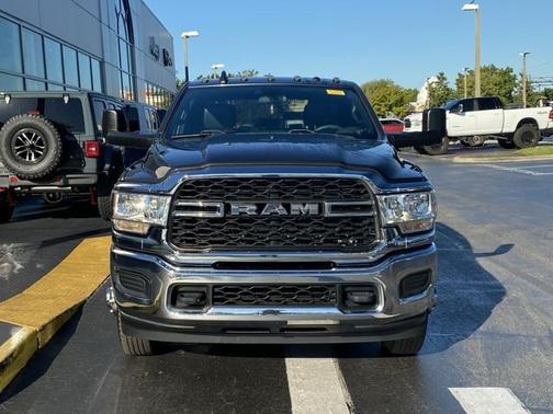 2022 RAM 3500 Tradesman Crew Cab 4x4 8' Box