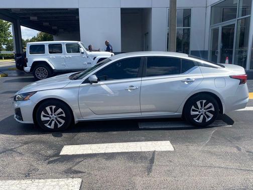 Brilliant Silver Metallic 2023 Nissan Altima S FWD