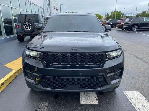 Diamond Black Crystal Pearlcoat 2023 Jeep Grand Cherokee Altitude