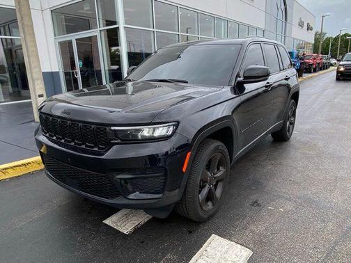 Diamond Black Crystal Pearlcoat 2023 Jeep Grand Cherokee Altitude
