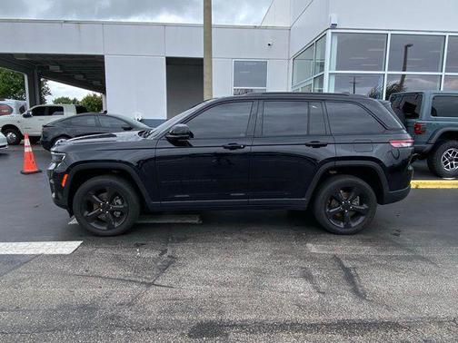 Diamond Black Crystal Pearlcoat 2023 Jeep Grand Cherokee Altitude