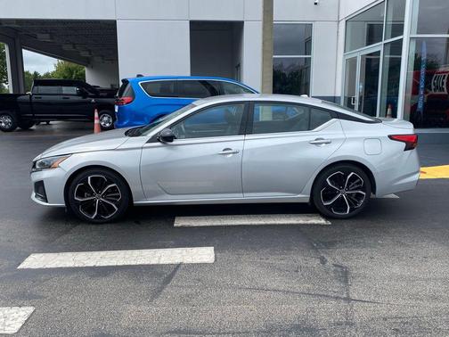 Brilliant Silver Metallic 2023 Nissan Altima SR FWD