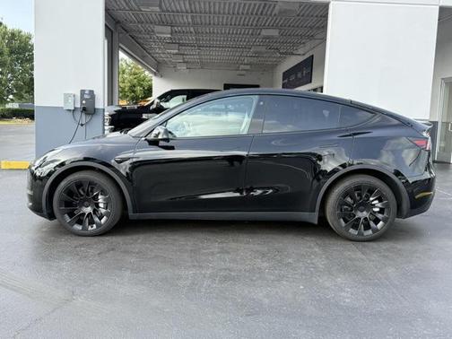 2022 Tesla Model Y Long Range Dual Motor All-Wheel Drive