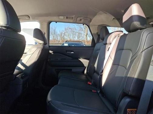 2025 Nissan Pathfinder SL 4WD