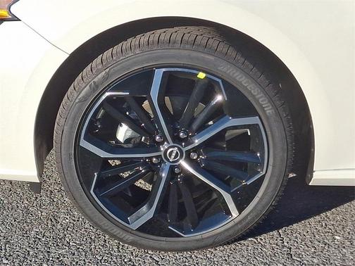 Pearl White Tricoat 2025 Nissan Altima SR AWD