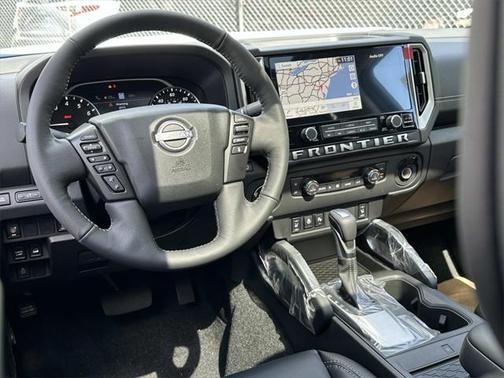 2025 Nissan Frontier SL