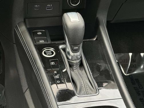 Super Black 2024 Nissan Kicks SR