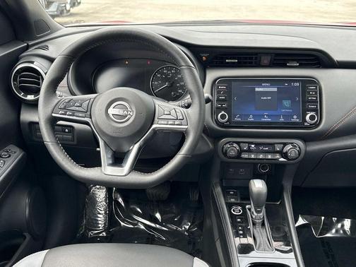 Super Black 2024 Nissan Kicks SR