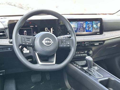 Gun Metallic/Scarlet Ember Tintcoat 2026 Nissan Kicks SV