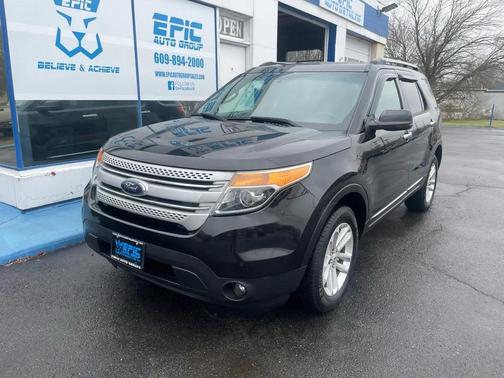 Tuxedo Black Metallic 2015 Ford Explorer XLT