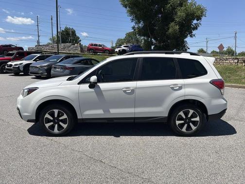 Crystal White Pearl 2017 Subaru Forester 2.5i Premium