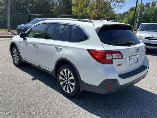 Crystal White Pearl 2019 Subaru Outback 2.5i Touring