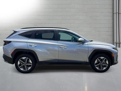 Shimmering Silver 2025 Hyundai TUCSON SEL Convenience