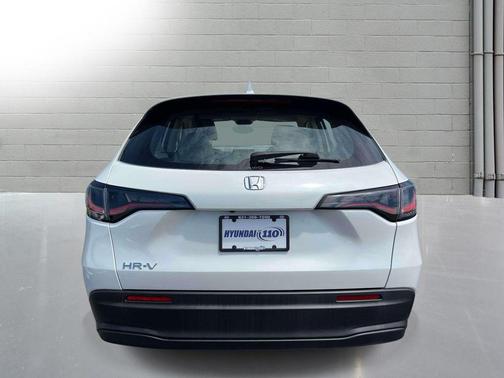 Platinum White Pearl 2023 Honda HR-V LX