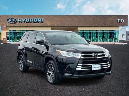 Midnight Black Metallic 2018 Toyota Highlander LE