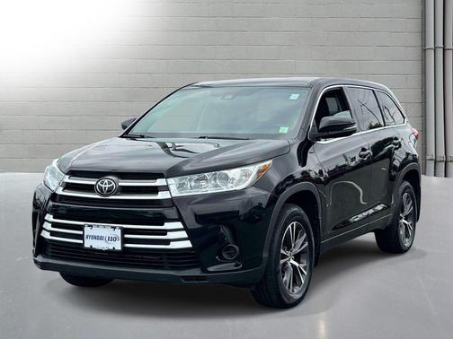 Midnight Black Metallic 2018 Toyota Highlander LE