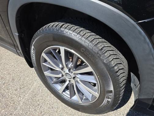 Midnight Black Metallic 2019 Toyota Highlander XLE