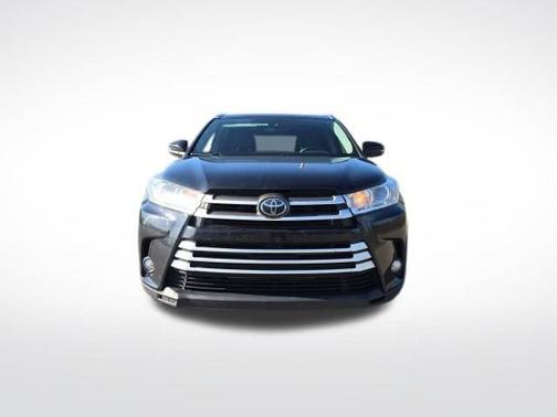 Midnight Black Metallic 2019 Toyota Highlander SE