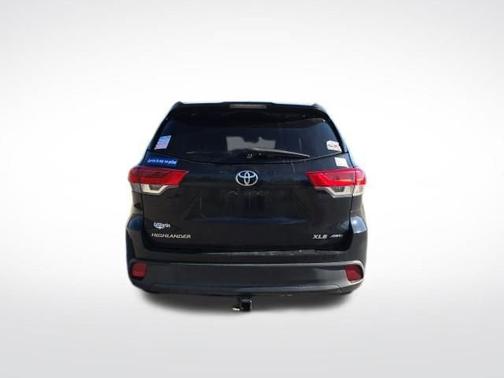 Midnight Black Metallic 2019 Toyota Highlander SE