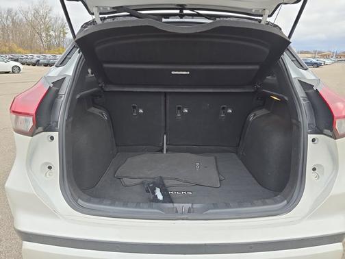 2022 Nissan Kicks SR