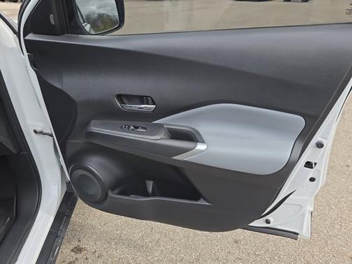 2022 Nissan Kicks SR