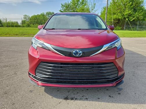 2021 Toyota Sienna LE 8 Passenger