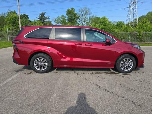 2021 Toyota Sienna LE 8 Passenger