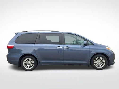 Shoreline Mist 2017 Toyota Sienna XLE